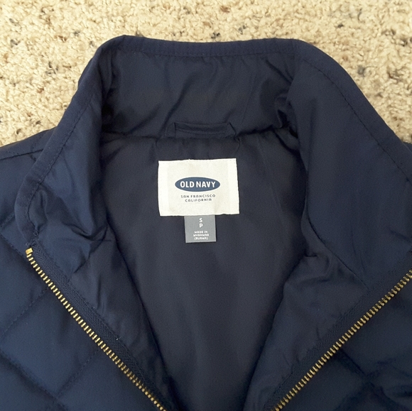 Old Navy Quilted Puffer Vest in Navy BNWOT - Picture 3 of 5